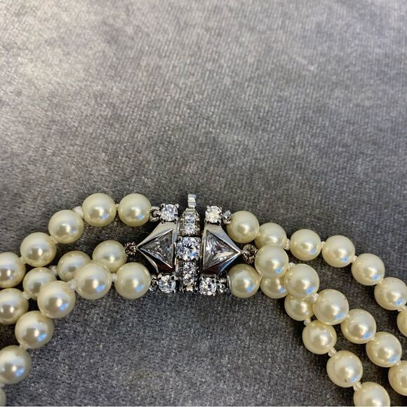 JACKIE kennedy inspired triple layered strand faux pearl rhinestone necklace - Picture 6 of 11